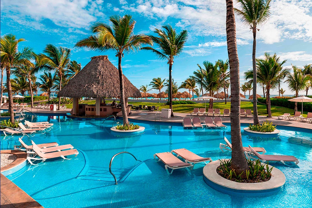 Hard-Rock-Punta-Cana-Swim-Up-Bar
